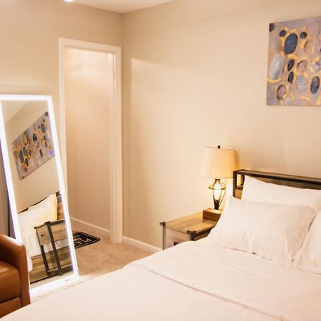 Hometel Premium Guest Suite W/ Private Entrance อิปซีแลนทิ ภายนอก รูปภาพ