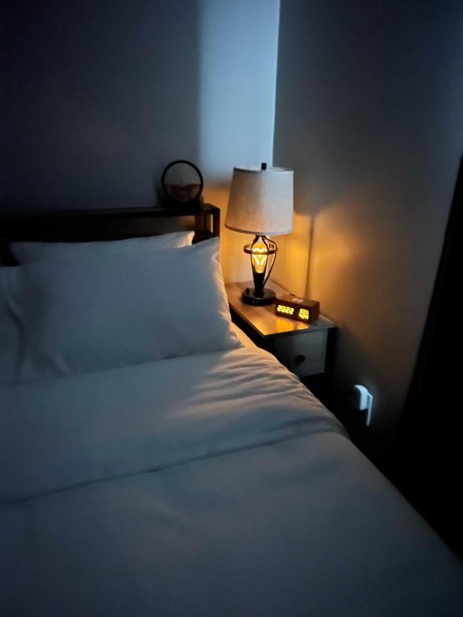 Hometel Premium Guest Suite W/ Private Entrance อิปซีแลนทิ ภายนอก รูปภาพ