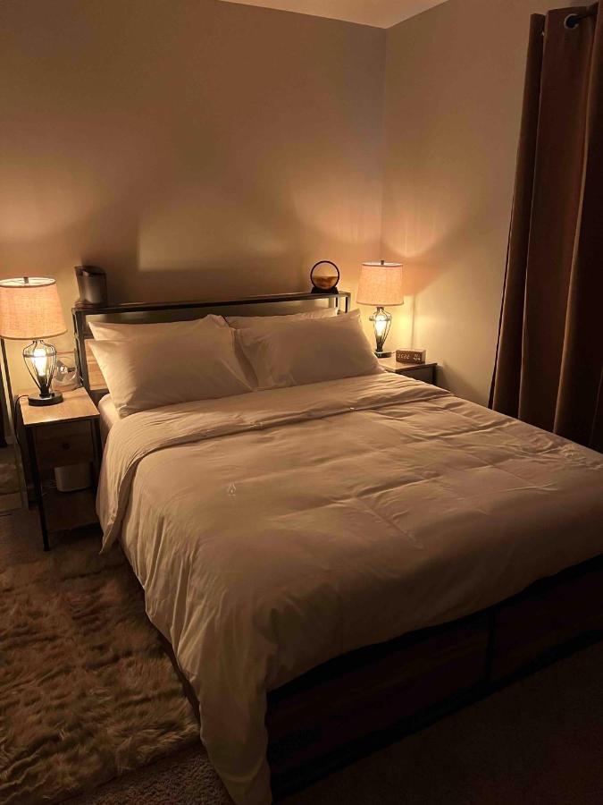 Hometel Premium Guest Suite W/ Private Entrance อิปซีแลนทิ ภายนอก รูปภาพ
