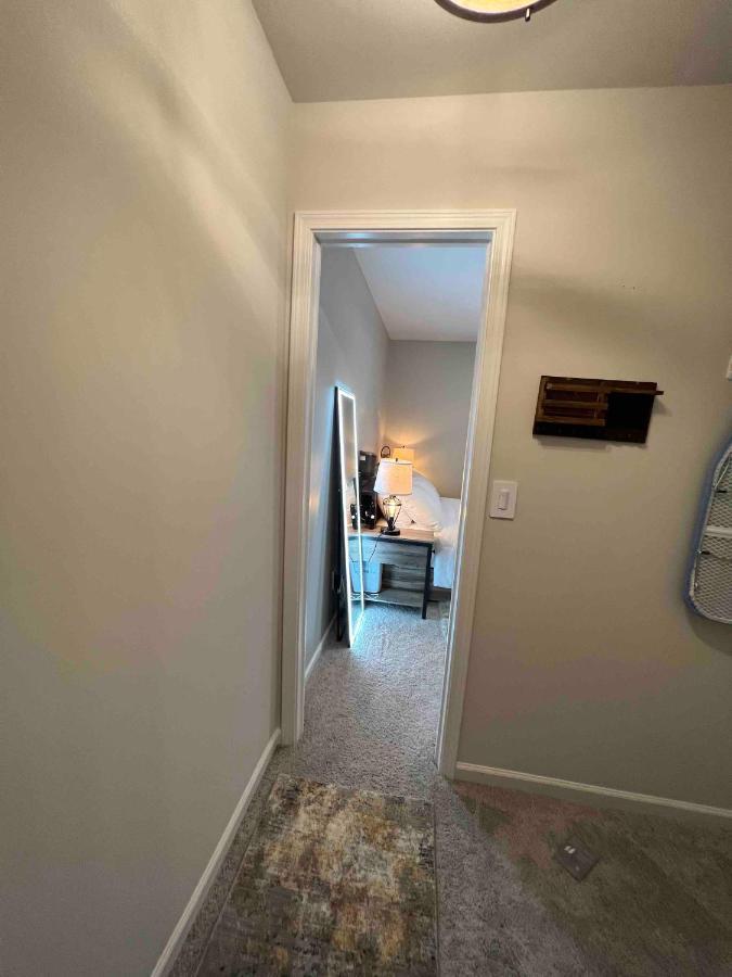 Hometel Premium Guest Suite W/ Private Entrance อิปซีแลนทิ ภายนอก รูปภาพ