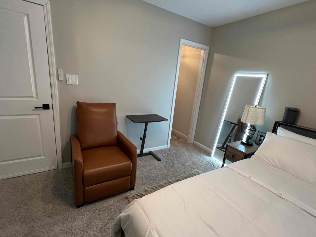 Hometel Premium Guest Suite W/ Private Entrance อิปซีแลนทิ ภายนอก รูปภาพ