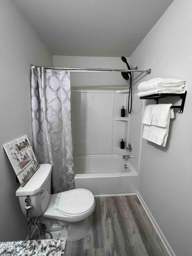 Hometel Premium Guest Suite W/ Private Entrance อิปซีแลนทิ ภายนอก รูปภาพ