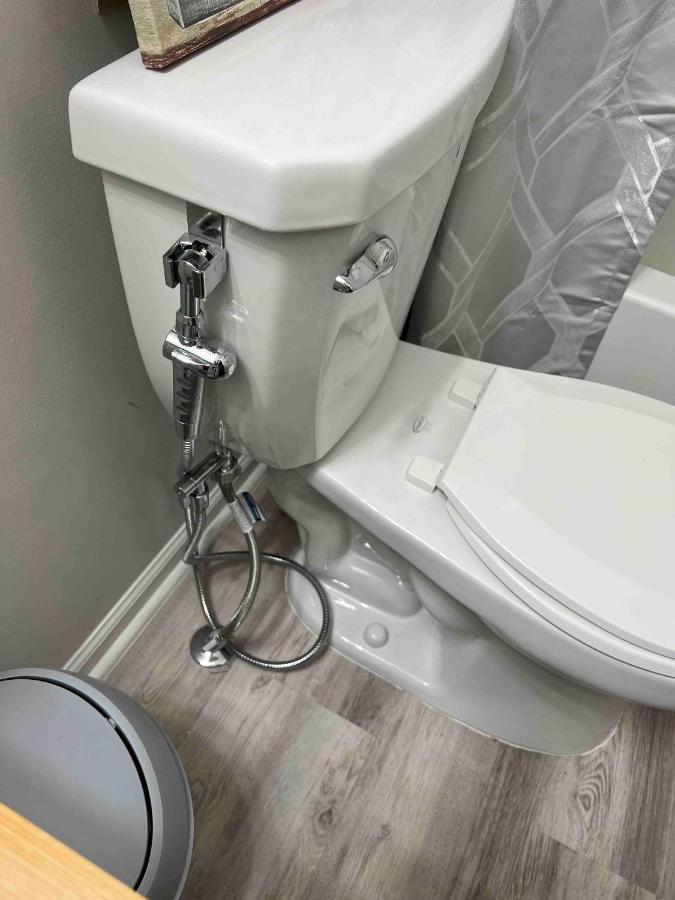 Hometel Premium Guest Suite W/ Private Entrance อิปซีแลนทิ ภายนอก รูปภาพ