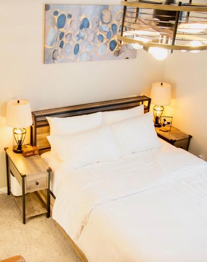 Hometel Premium Guest Suite W/ Private Entrance อิปซีแลนทิ ภายนอก รูปภาพ