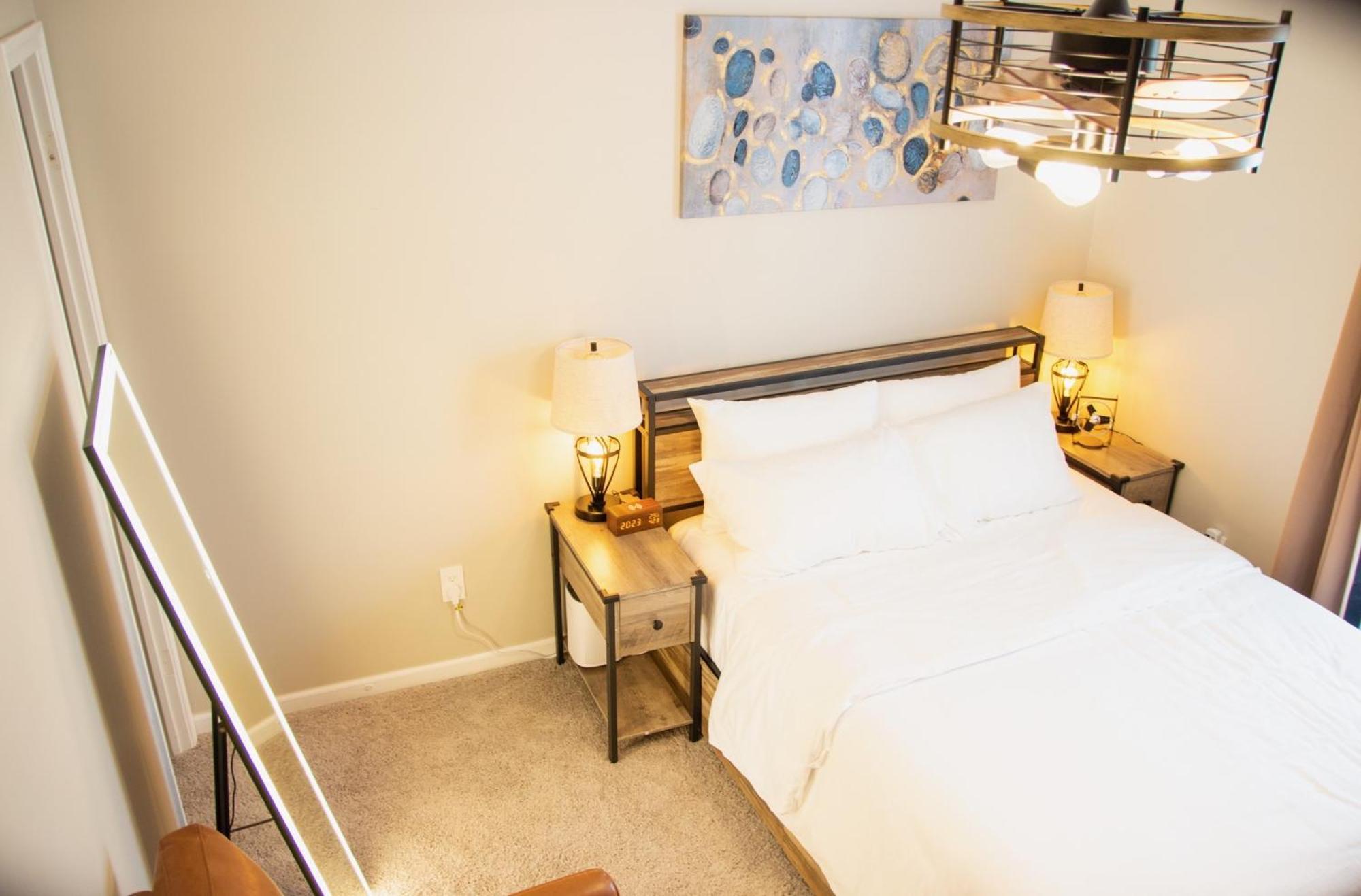 Hometel Premium Guest Suite W/ Private Entrance อิปซีแลนทิ ภายนอก รูปภาพ