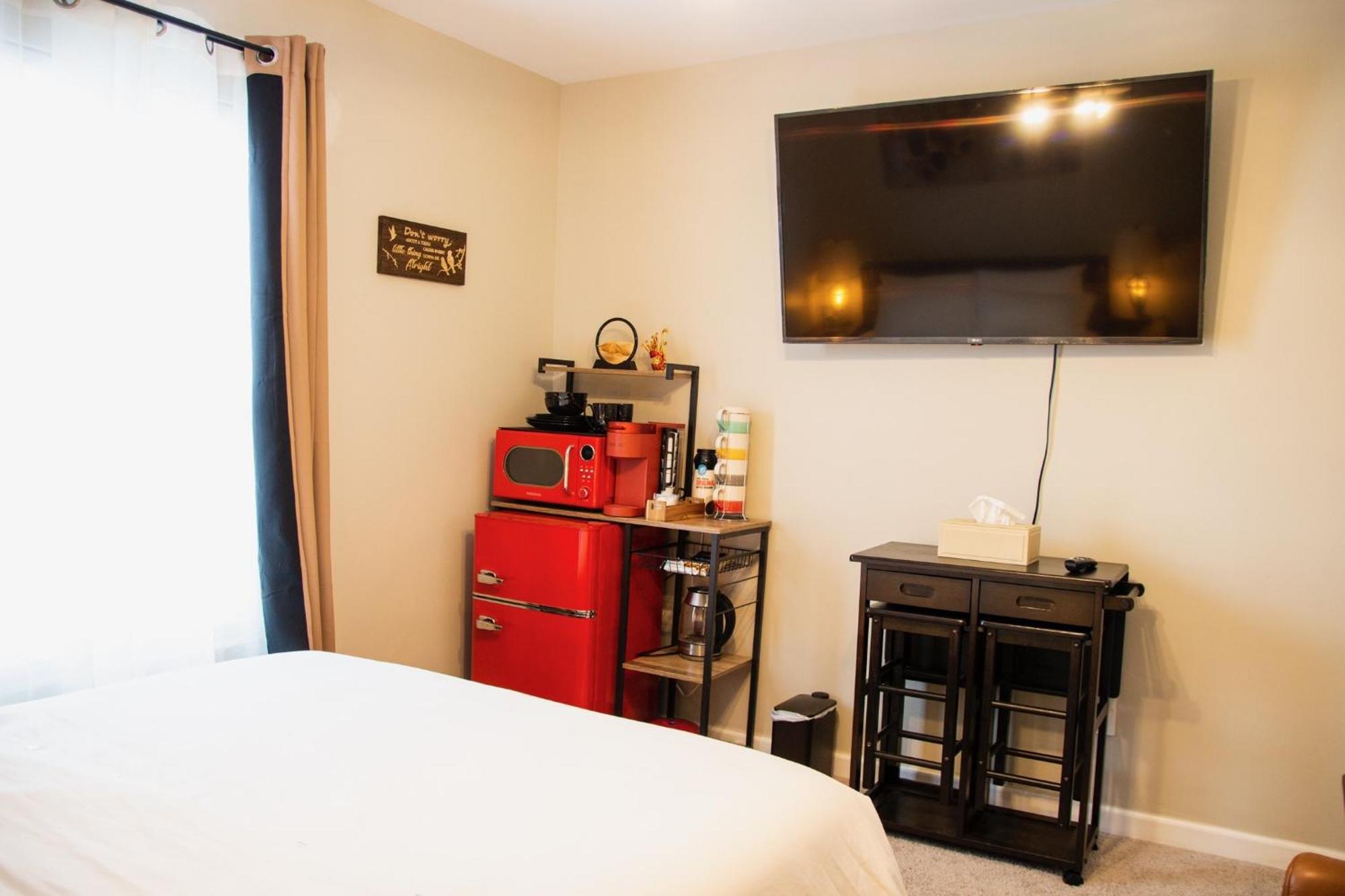 Hometel Premium Guest Suite W/ Private Entrance อิปซีแลนทิ ภายนอก รูปภาพ