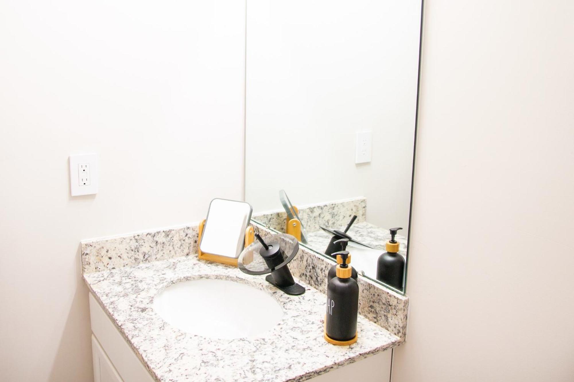 Hometel Premium Guest Suite W/ Private Entrance อิปซีแลนทิ ภายนอก รูปภาพ