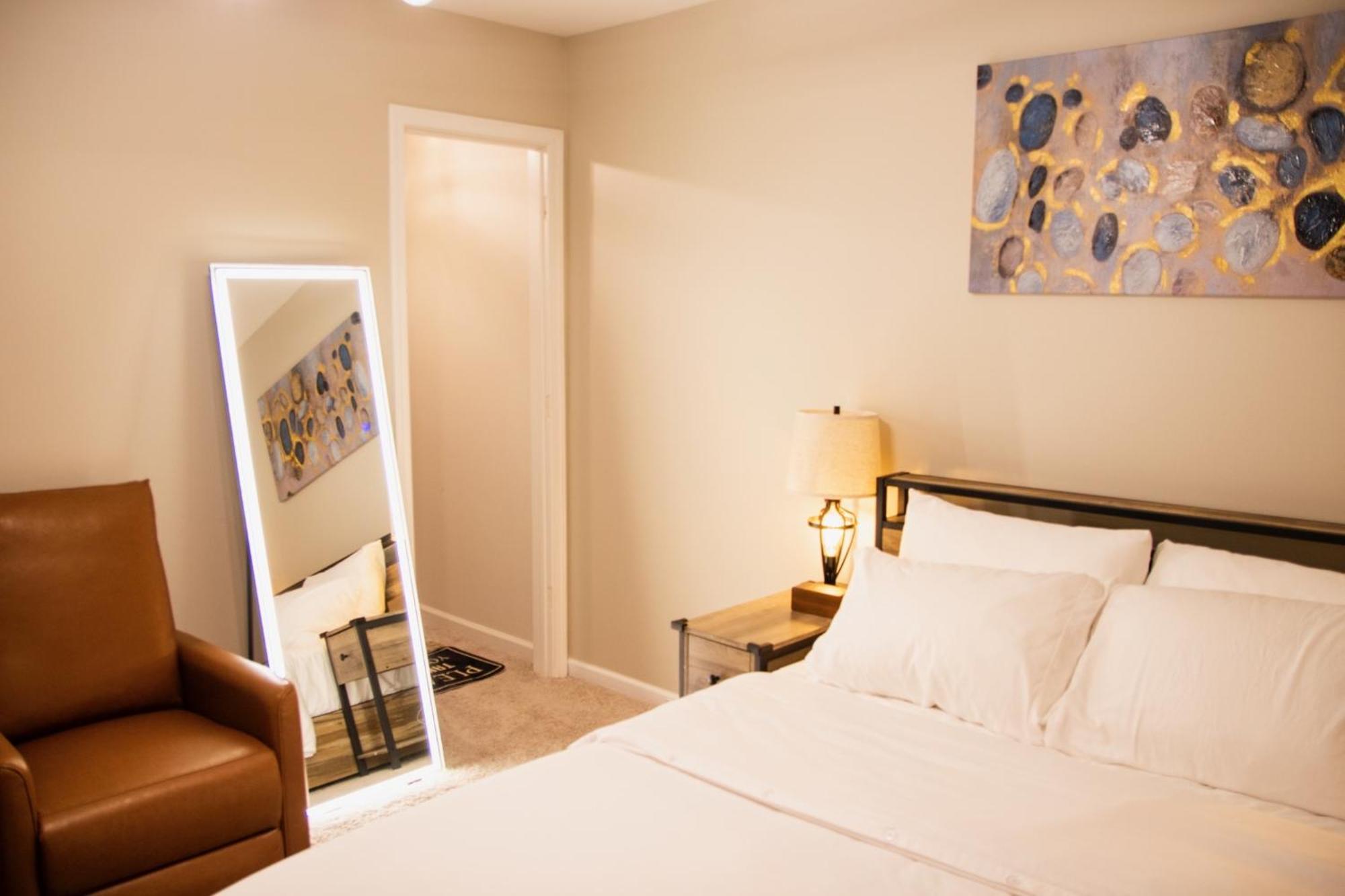 Hometel Premium Guest Suite W/ Private Entrance อิปซีแลนทิ ภายนอก รูปภาพ